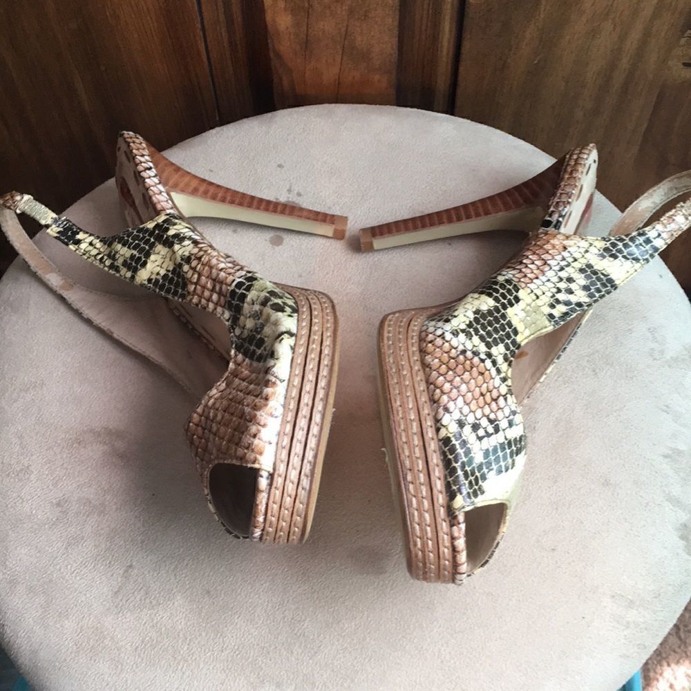 Ladies Two Lips Python Pumps - Picture 9 of 11